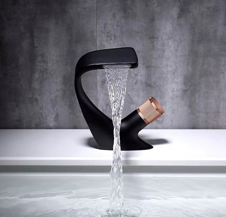 Смеситель для ванной комнаты фото 1